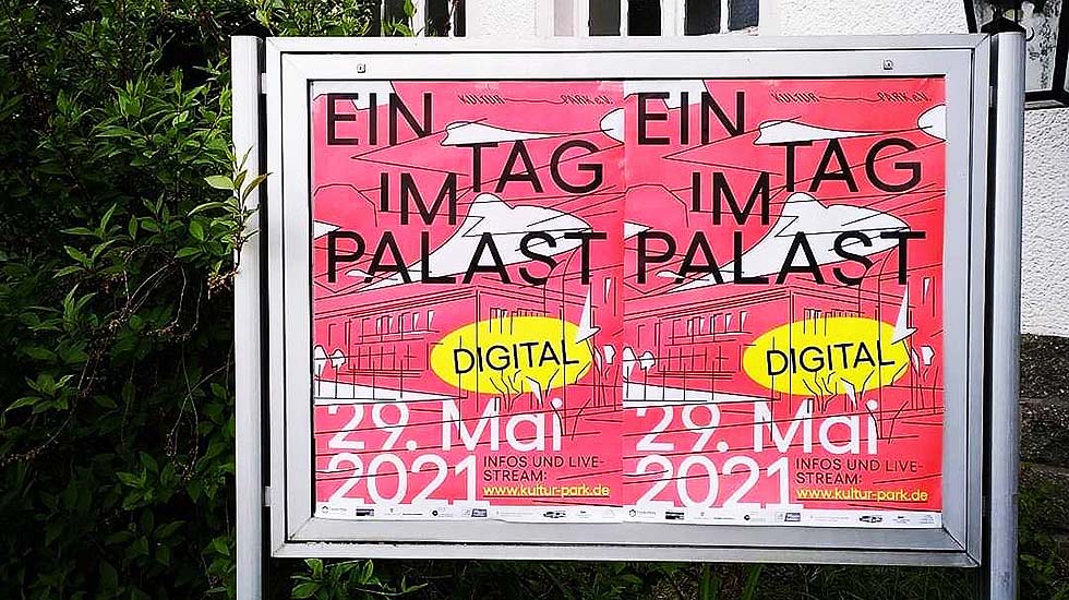 Pinkfarbene Plakate in einem Aufsteller laden zum Tag im Palast im September 2021 in den Bitterfelder Kulturpalast ein.