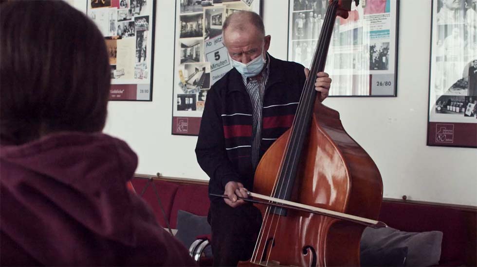Ein alter Mann lernt Kontrabass bei der Werksorchesterprobe im September 2021.