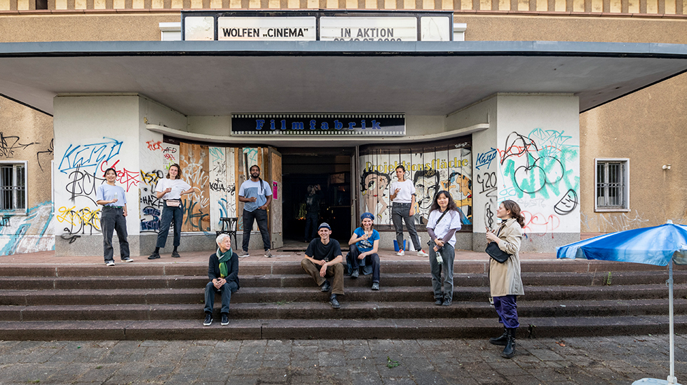 Das alte Kino von außen und die Studierendes des Projektes. © Falk Wenzel