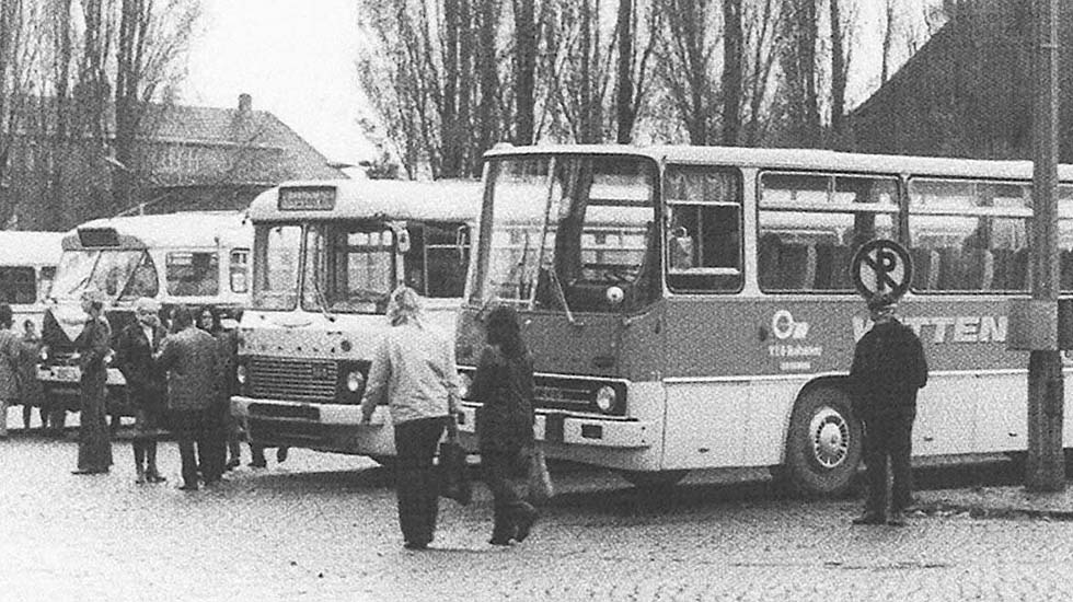 Arbeitsalltag, Werksküchen und Gedränge im Bus, Busplatz (Wolfen) © Industrie- und Filmmuseum Wolfen